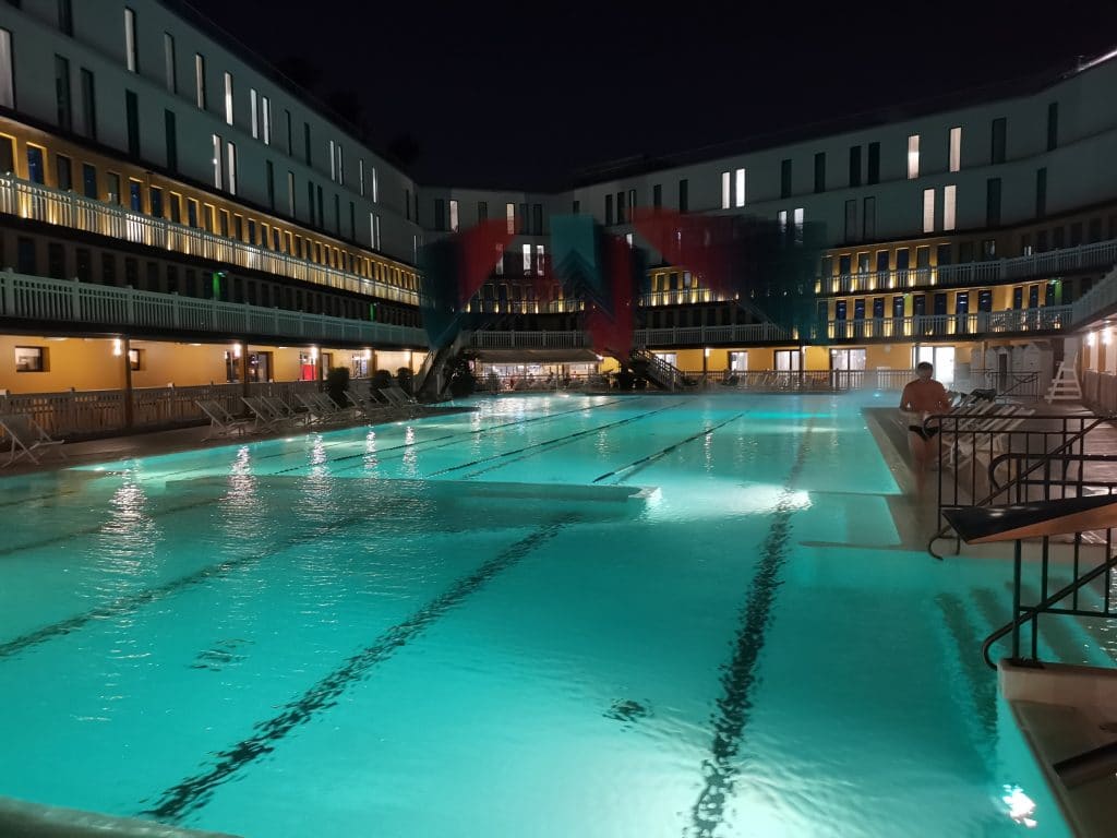 Piscine Molitor at night